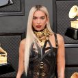 Transparência na cintura marcou look de Dua Lipa no Grammy 2022