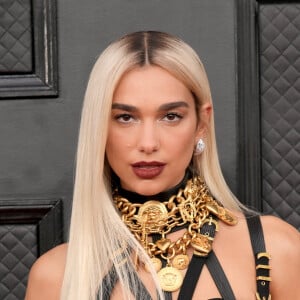 Transparência na cintura marcou look de Dua Lipa no Grammy 2022