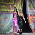Dua Lipa e Donatella Versace são amigas na vida pessoal: a designer já convidou a cantora para desfilar na semana de moda de Milão