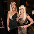 A cantora Dua Lipa e a designer Donatella Versace posaram juntas nos bastidores do Grammy 2022