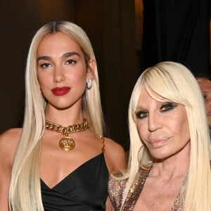 A cantora Dua Lipa e a designer Donatella Versace posaram juntas nos bastidores do Grammy 2022