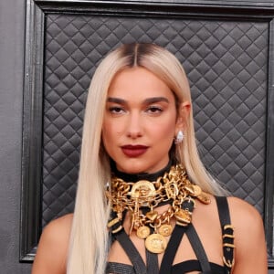 O look de Dua Lipa no Grammy carregava a estética bondage, com transparência e correntes