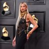 O vestido de Dua Lipa no Grammy 2022 foi um dos mais ousados da noite de premiação