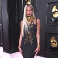 Dua Lipa usou longo preto Versace com correntes no Grammy 2022