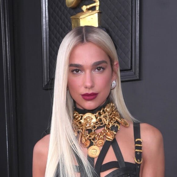 Dua Lipa usou longo preto Versace com correntes no Grammy 2022