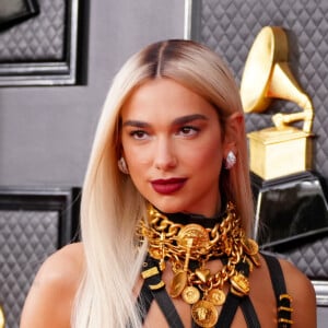 Dua Lipa combinou make com batom vermelho a vestido preto sexy no Grammy 2022