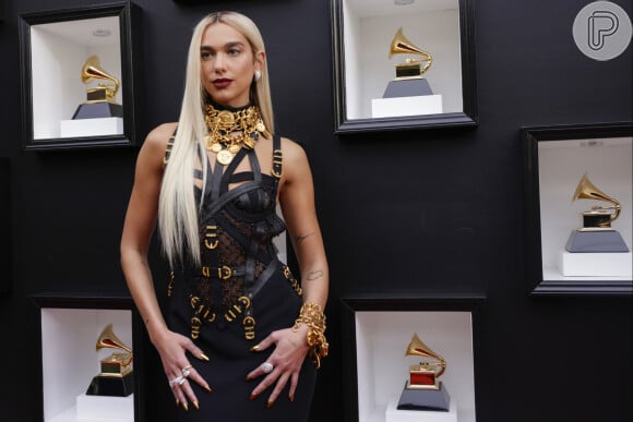 A cantora Dua Lipa foi um dos destaques do tapete vermelho do Grammy 2022 com seu outfit poderoso