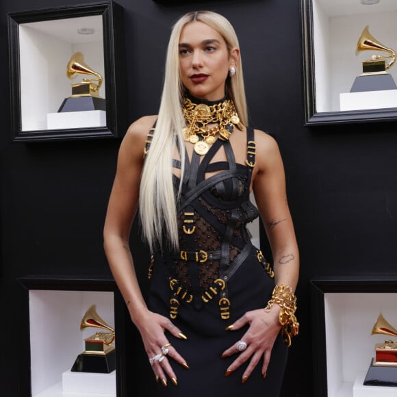 A cantora Dua Lipa foi um dos destaques do tapete vermelho do Grammy 2022 com seu outfit poderoso