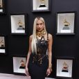 Dua Lipa valorizou a silhueta em um vestido longo preto com estética Bondage no Grammy: a peça é da Versace