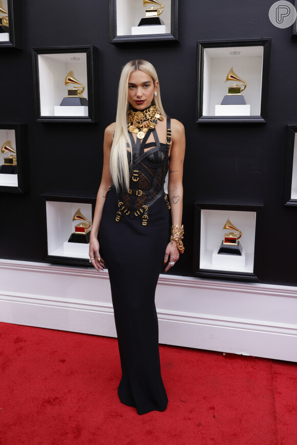 Dua Lipa valorizou a silhueta em um vestido longo preto com estética Bondage no Grammy: a peça é da Versace