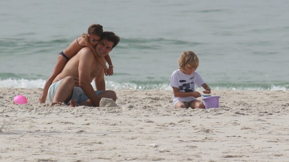 Thiago Lacerda e Vanessa Lóes dispensam babá e brincam com os 3 filhos na praia