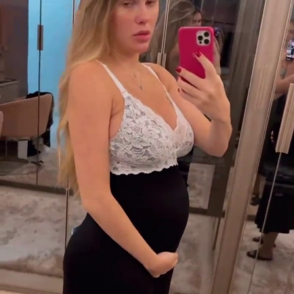 Bárbara Evans exibiu a barriga quatro após nascimento de Ayla