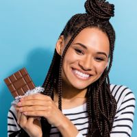 Chocolate x espinhas: os mitos e verdades dessa relação esclarecidos por dermatologista