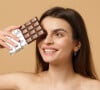 Sua pele vai mudar ao comer chocolate? Dermatologista explica que o ingrediente mais prejudicial da guloseima é o açúcar.