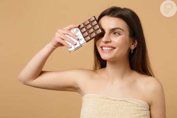 Sua pele vai mudar ao comer chocolate? Dermatologista explica que o ingrediente mais prejudicial da guloseima é o açúcar.