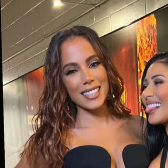 Anitta posou com Simaria, outro desafeto antigo, em uma premiação internacional em fevereiro