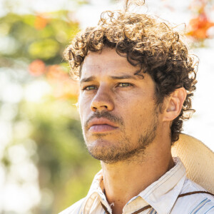 José Leôncio (Marcos Palmeira) recebe Jove (Jesuíta Barbosa) na fazenda e incomoda Tadeu (José Loreto) na novela 'Pantanal'