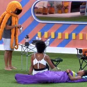 'BBB 22': Jessilane precisa dormir em um saco de dormir no acampamento do lado de fora da casa