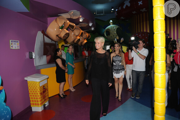 Xuxa confere instalações de casa de festas de sua franquia