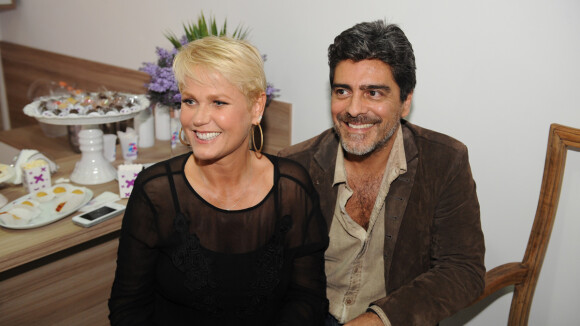 Xuxa leva o namorado, Junno Andrade, à inauguração de sua quinta casa de festas