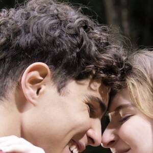 Poliana (Sophia Valverde) e João (Igor Jansen) dão 1º beijo depois que o mocinho questiona que tipo de relação ele quer com ela na novela 'Poliana Moça'