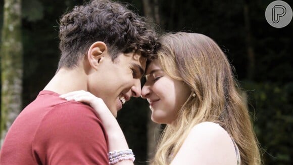 Poliana (Sophia Valverde) e João (Igor Jansen) dão 1º beijo depois que o mocinho questiona que tipo de relação ele quer com ela na novela 'Poliana Moça'