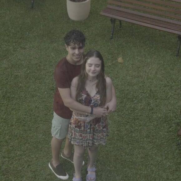 Poliana (Sophia Valverde) dá primeiro beijo em João (Igor Jansen) durante chuva na novela 'Poliana Moça', do SBT