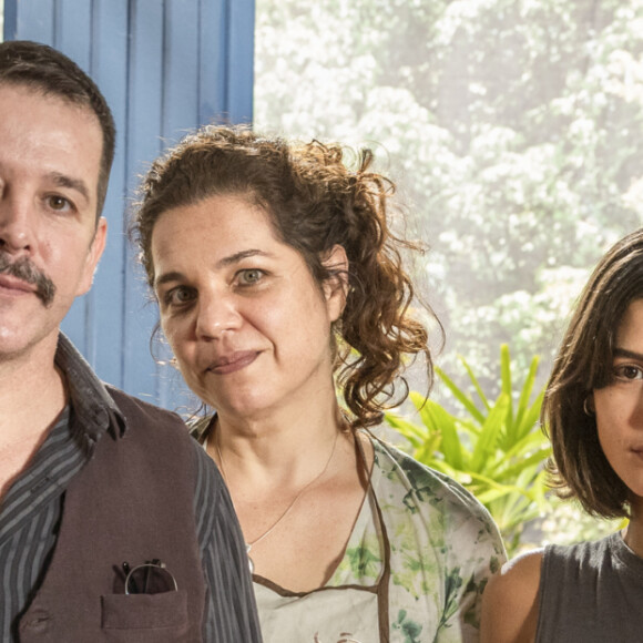 Tenório (Murilo Benício) e Maria Bruaca (Isabel Teixeira) são pais de Guta (Júlia Dalavia) na novela 'Pantanal'