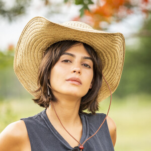 Jove (Jesuíta Barbosa) e Guta (Julia Dalavia) tomam banho de rio juntos na novela 'Pantanal'