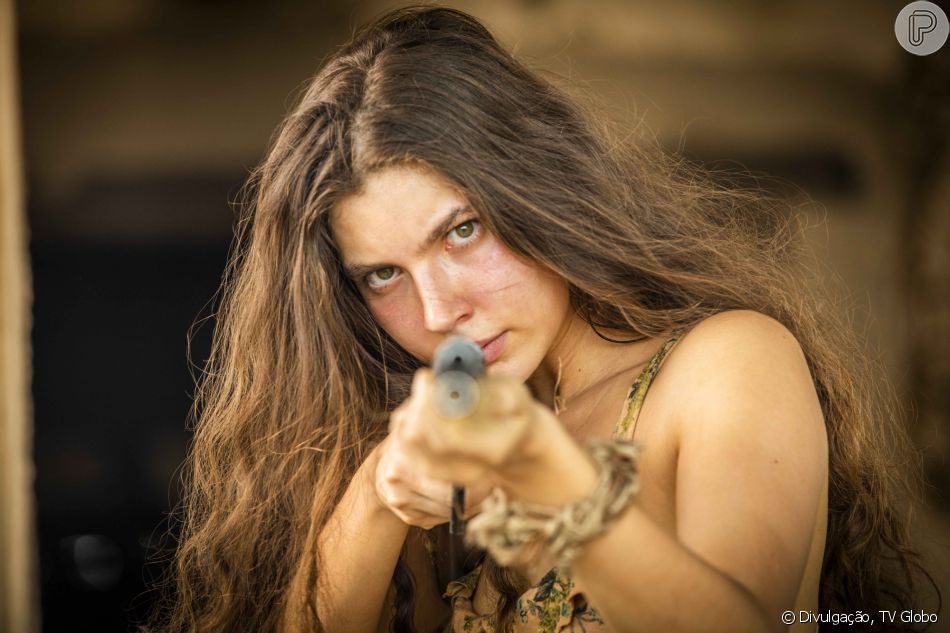 Jove (Jesuíta Barbosa) e Guta (Julia Dalavia) tomam banho de rio juntos na novela 'Pantanal'
