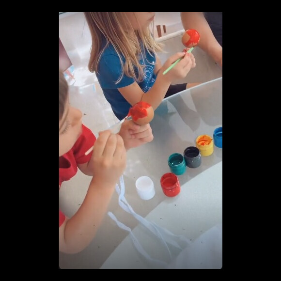 Thais Fersoza mostrou os filhos pintando ovinhos para esperar o Coelhinho da Páscoa