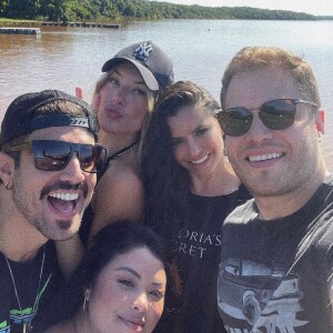 Caio Castro e Daiane de Paula viajaram com amigos