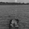Caio Castro e Daiane de Paula trocaram beijos em clima de romance em um rio