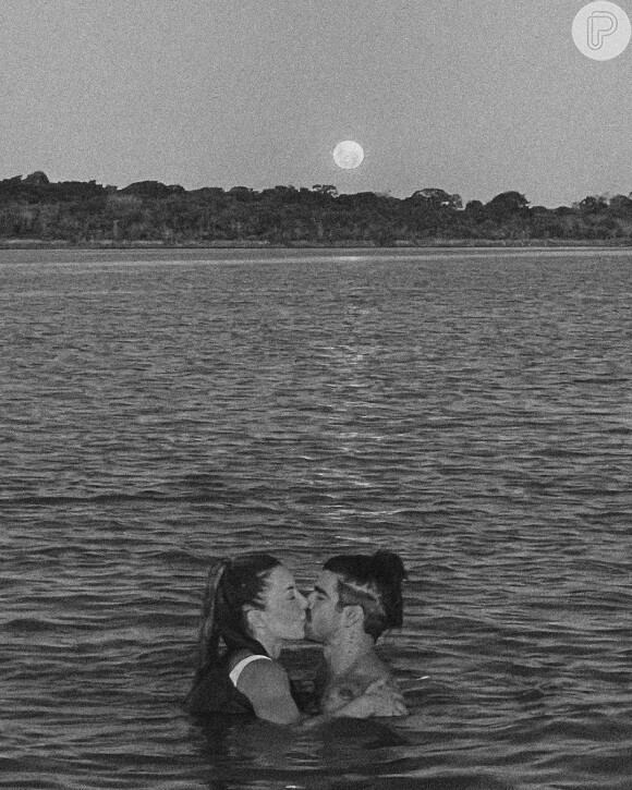 Caio Castro e Daiane de Paula trocaram beijos em clima de romance em um rio