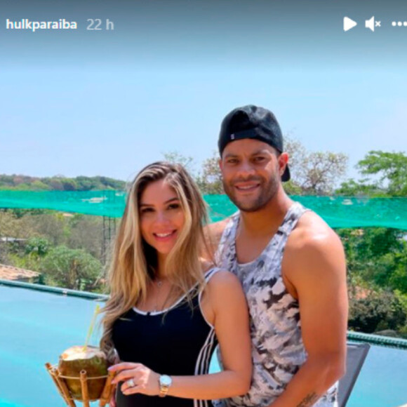 Por conta do afastamento de Camila Angela das redes sociais, coube a Hulk a missão de atualizar os fãs sobre a gravidez de Zaya