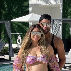 Hulk exibiu a barriga de gravidez de Camila Ângelo com frequência nas redes sociais, documentando o crescimento da bebê para os fãs!