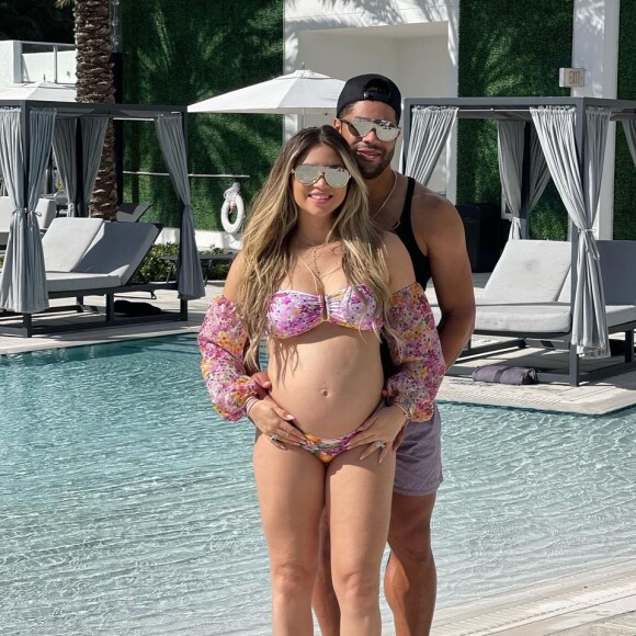 Hulk exibiu a barriga de gravidez de Camila Ângelo com frequência nas redes sociais, documentando o crescimento da bebê para os fãs!