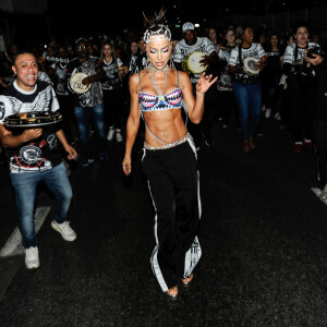 Sabrina Sato usou look fica sexy e despojado em ensaio de Carnaval