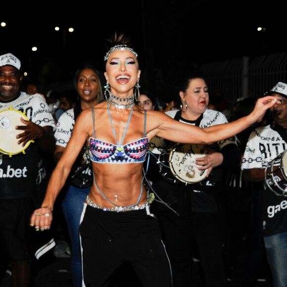 Top de tênis é a nova tendência entre as famosas e Sabrina Sato pode provar