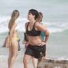 Thammy Miranda exibe bariga saliente em praia do Rio