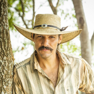 Na novela 'Pantanal', Tibério (Guito) ganha pedido de Jove (Jesuíta Barbosa) depois que Juma (Alanis Guillen) lhe dá um fora