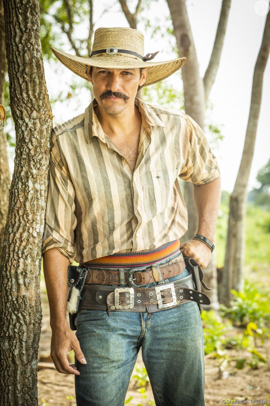 Na novela 'Pantanal', Tibério (Guito) ganha pedido de Jove (Jesuíta Barbosa) depois que Juma (Alanis Guillen) lhe dá um fora