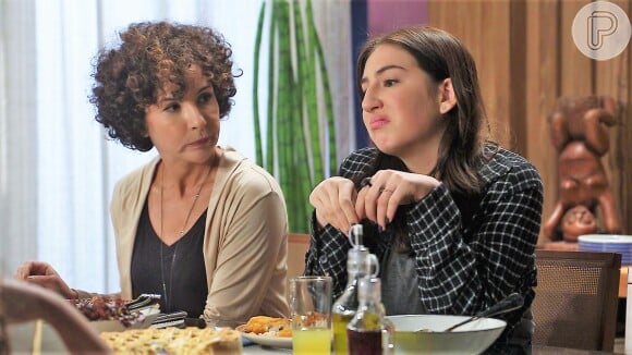 Helena (Luísa Bresser) não gosta quando chamam Zezinho para jantar em sua casa no capítulo de segunda-feira, 25 de abril de 2022, da novela 'Poliana Moça'