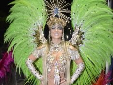 Carnaval 2022: Hariany Almeida usa fantasia rica em pedrarias e megahair até o quadril. Fotos!