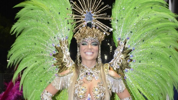 Carnaval 2022: Hariany Almeida usa fantasia rica em pedrarias e megahair até o quadril. Fotos!