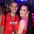 Namorado de Lívian Aragão se empolgou com sua primeira ida ao sambódromo do Rio de Janeiro
