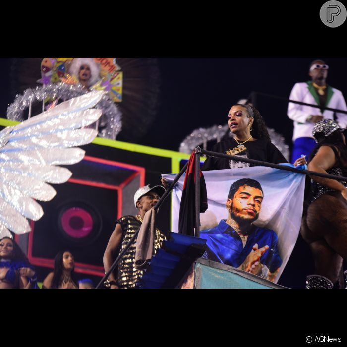 Detalhe da homenagem feita a MC Kevin durante desfile do carnaval 2022 da Vila Maria