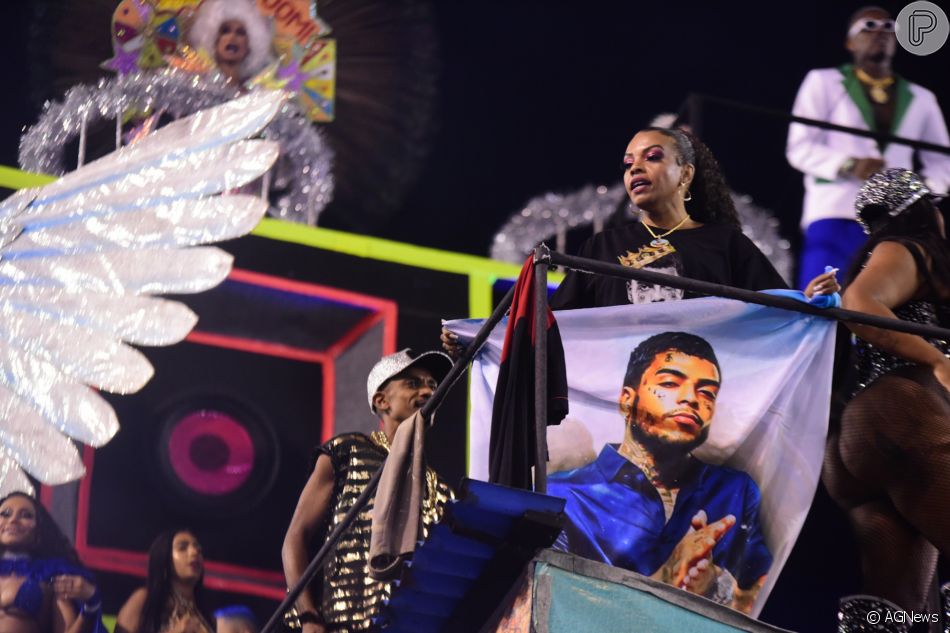 Detalhe da homenagem feita a MC Kevin durante desfile do carnaval 2022 da Vila Maria