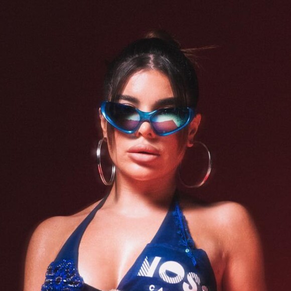 Barriga trincada de Gkay é exaltada em look customizado