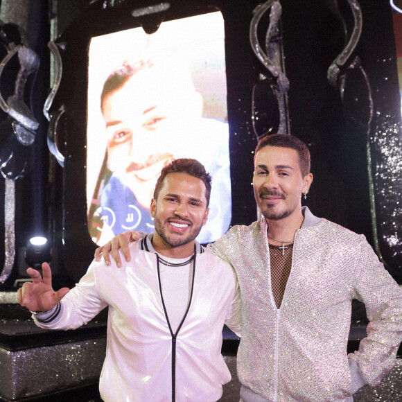 Carlinhos Maia foi acompanhado do marido, Lucas Guimarães, em desfile de carnaval